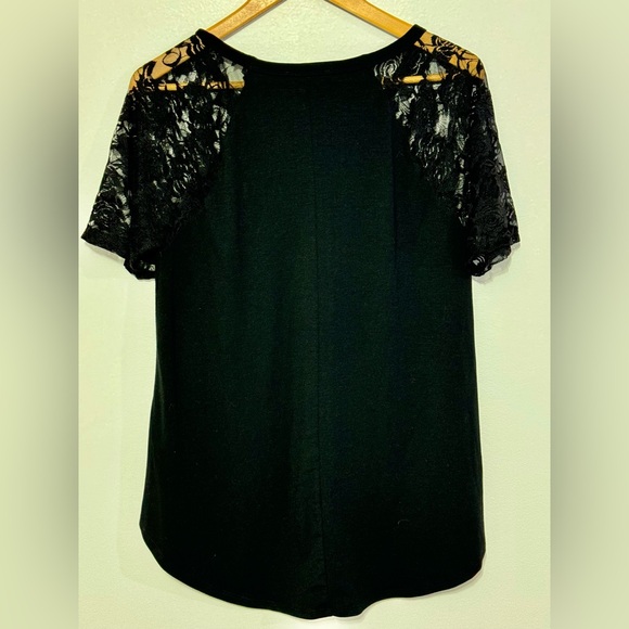 Zenana Outfitters Premium Floral Lace Sleeve Trim Slide Slit Tunic Blouse Size L - Picture 2 of 4